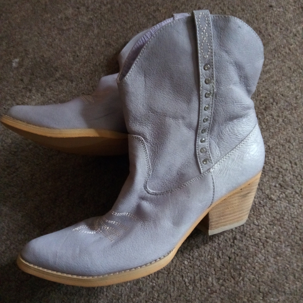light purple cowgirl boots size 10 leather worn on